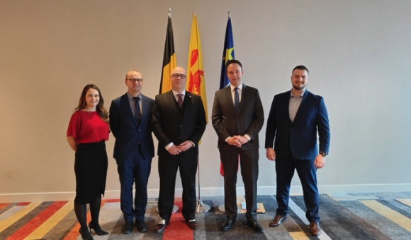 Photo couleur, rencontre pour la signature du protocole de collaboration a été signé le 14 février 2024 à Moncton, par le Président de la SNA, Monsieur Martin Théberge, et le Délégué général de Wallonie-Bruxelles à Québec, Monsieur Yann Gall, en présence du Groupe des Ambassadeurs et Ambassadrices francophones d’Ottawa.