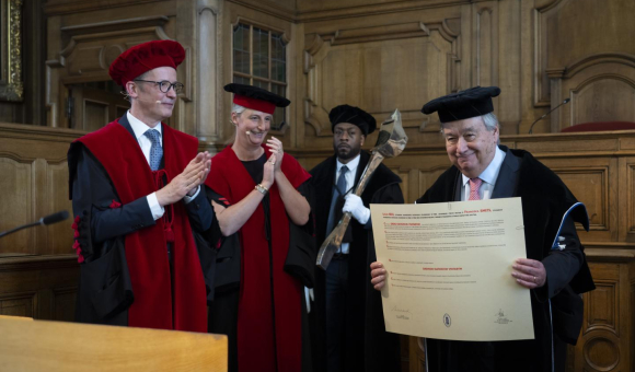 Photo couleur, Antonio Guterres, secrétaire général des Nation Unies, reçoit le Docutorat Honoris Caus de UCLouvain
