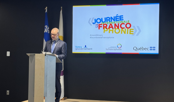 Photo couleurs du discours deYann Gall lors de la JIF à Québec