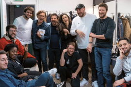Dix humoristes de la relève et Alex Vizorek dans les coulisses du Gala d’ouverture de la Quinzaine de l’humour belge à Paris © E. Meunier - WBI