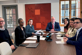 Photo couleur. Rencontre annuelle entre la Société Nationale de l’Acadie et la Fédération Wallonie-Bruxelles dans les bureaux de la Délégation générale Wallonie-Bruxelles au Québec/Canada.